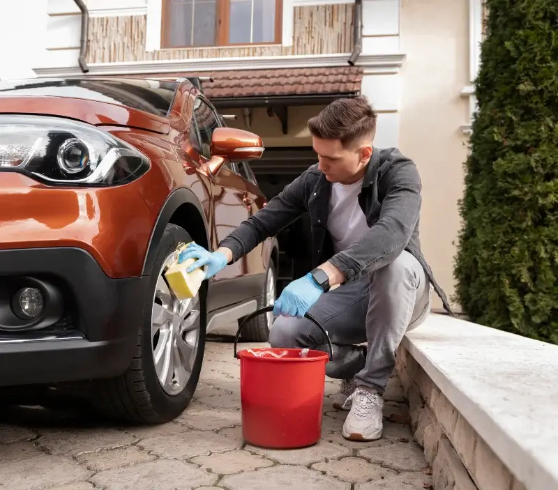 Lavage auto à domicile Falaise : professionnel intervenant sur un véhicule